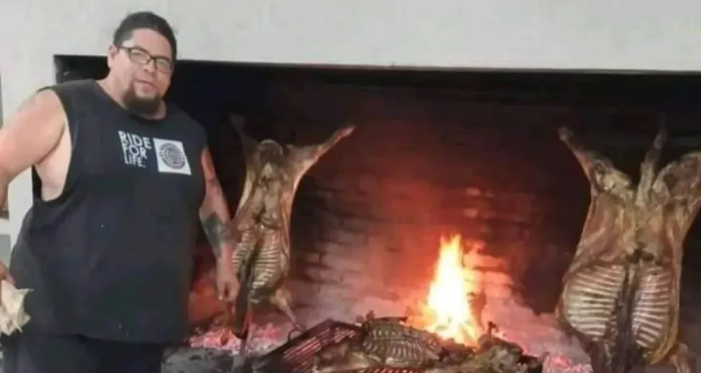 Un vecino se la rebusca y se ofrece como asador para las fiestas