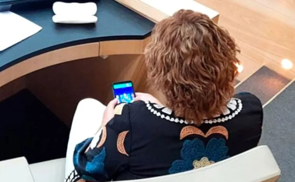 Escándalo: Una legisladora del PJ fue captada jugando al Candy Crush en plena sesión
