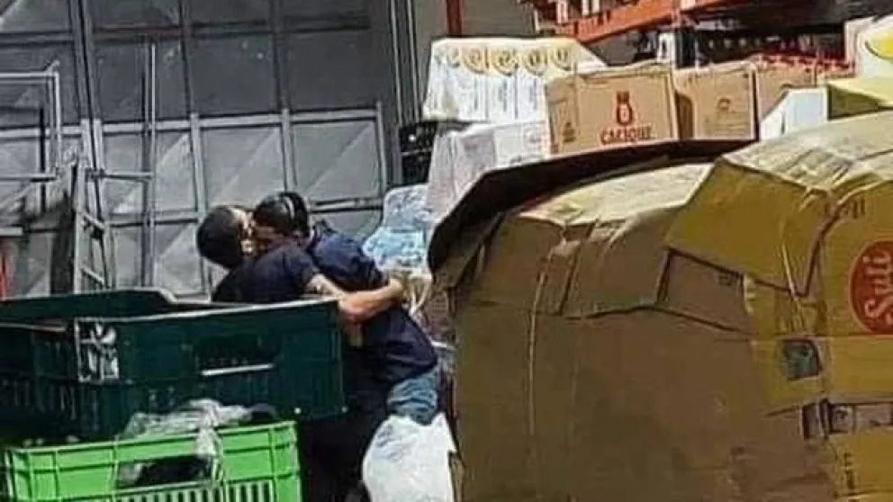 Encontró a su marido muy cariñoso con un compañero de trabajo, lo escrachó en redes y despertó una ola de comentarios