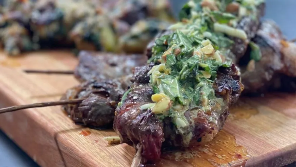 Tentate con esta receta riquísima: entrañitas a la plancha con aderezo agridulce y ensalada