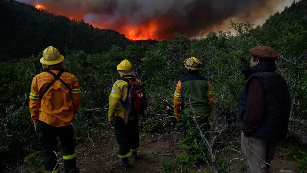 Rescataron los cuerpos de los dos tripulantes del helicóptero que cayó combatiendo el incendio en Neuquén