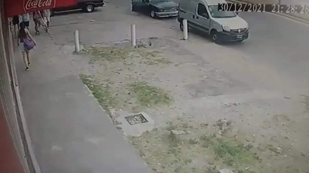 Brutal femicidio en plena calle: Mató a su ex pareja de dos tiros y frente a su hijo