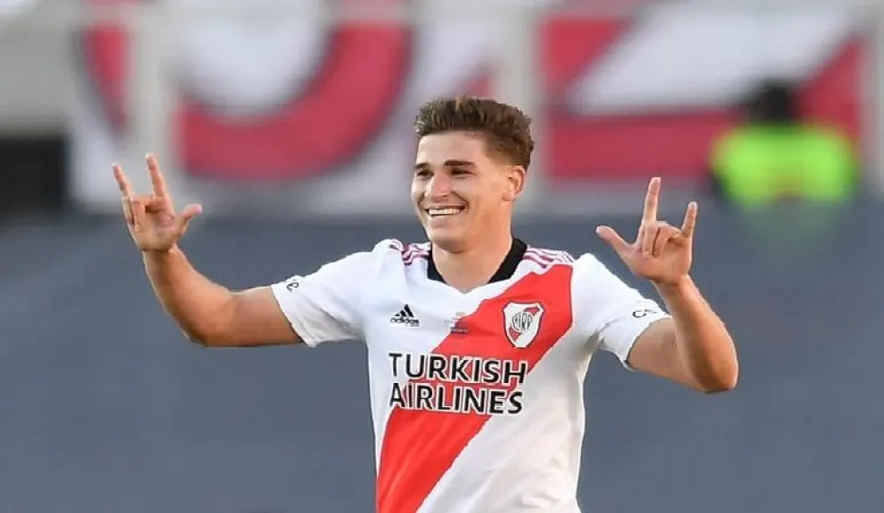 El delantero Julián Álvarez fue elegido como el mejor futbolista de América