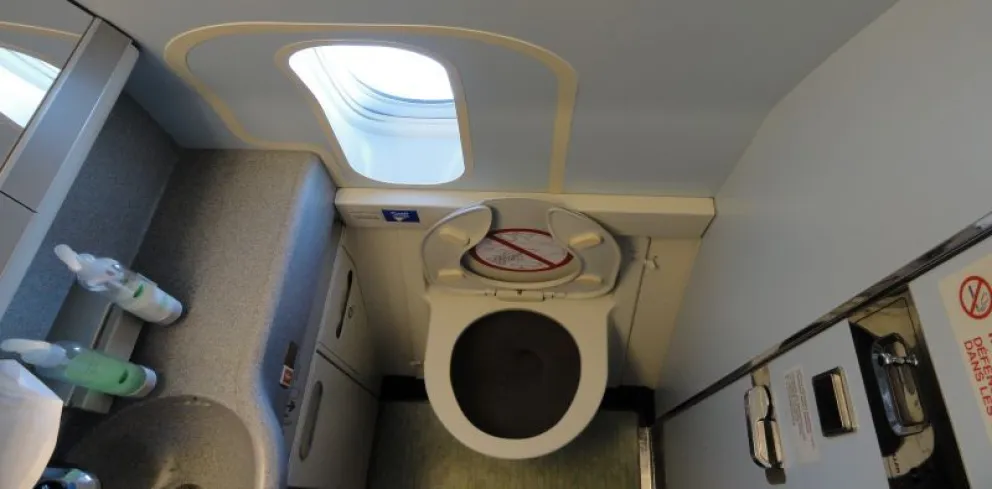 Insólito: se enteró que era Covid positivo en pleno vuelo y se aisló en el baño