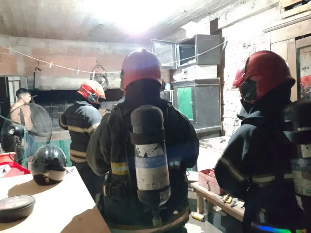 Se produjo un incendio en una casa del barrio Amel: el nieto se convirtió en héroe 
