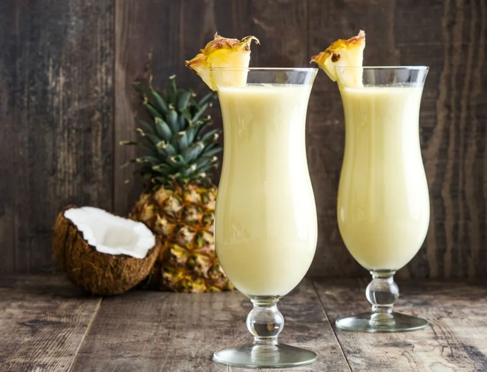 Paso a paso para hacer el trago del verano: piña colada, con y sin alcohol