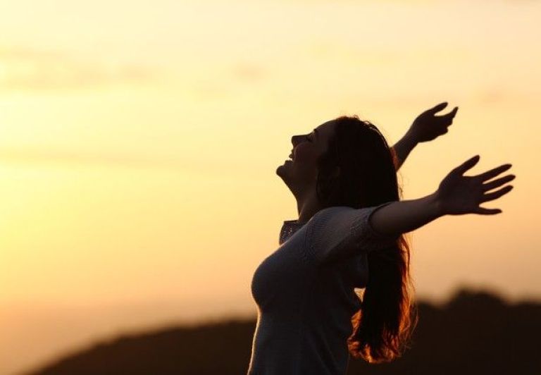 Según la ciencia, dar las gracias y otros consejos te llevan a la felicidad