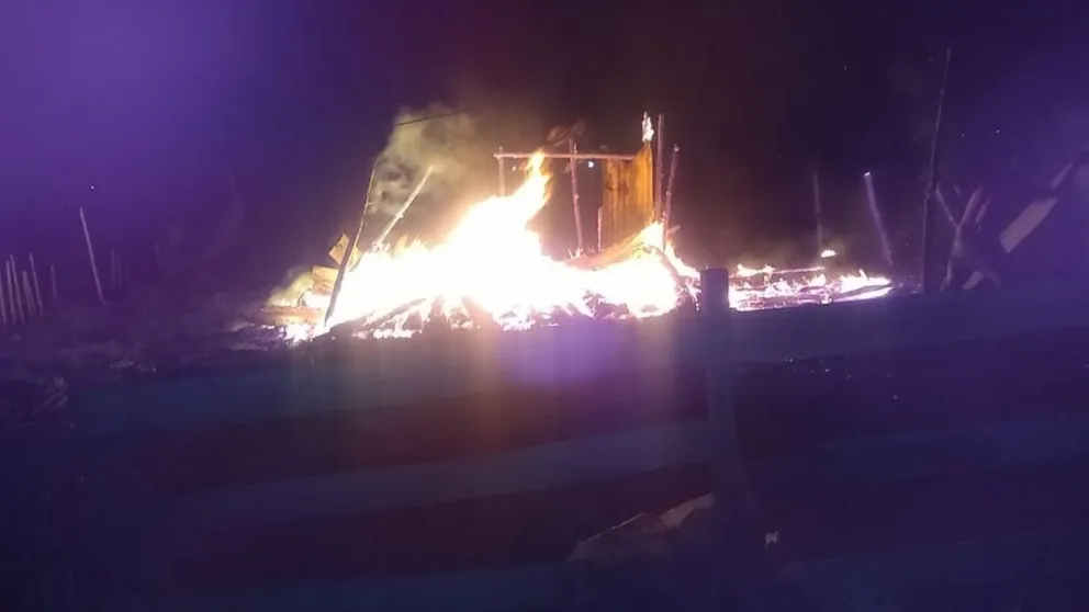 Una familia de Viedma sufrió el peor inicio de año: se le prendió fuego la casilla y perdió todo