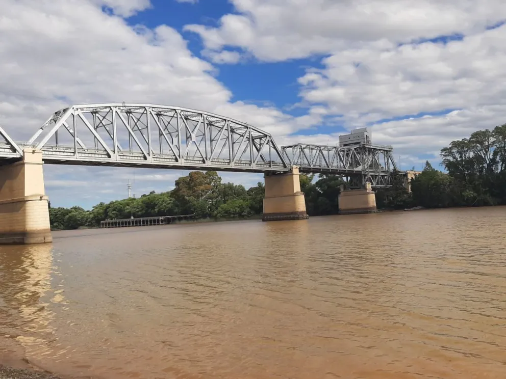 El río y el mar continúan con turbiedad, pero eso no impidió los chapuzones 