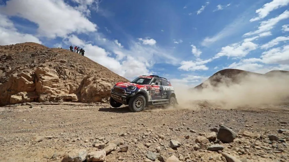 Pasó de todo en el Dakar 2022: un argentino ganó en el arranque, se incendió un auto y reforzaron la seguridad