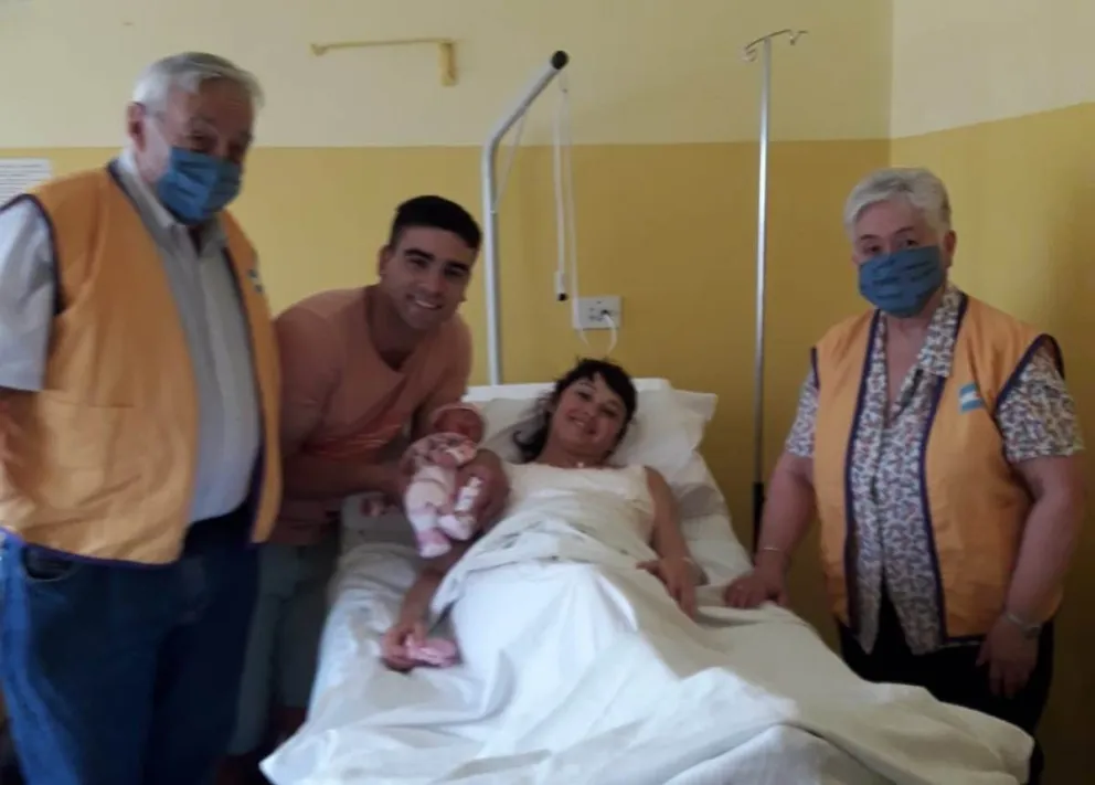 Los Leones llevaron un ajuar completo para la primera bebé del año 