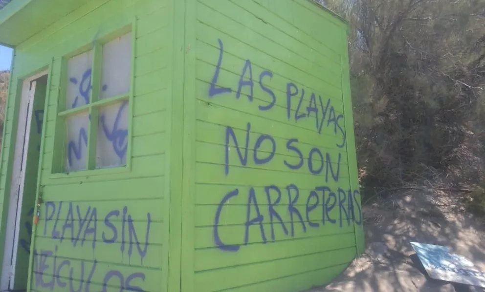 El vandalismo se cobró una nueva víctima: La casilla de guardavidas del Faro Río Negro
