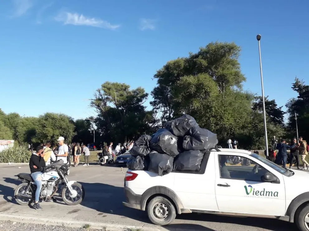 Los viedmenses festejaron el Año Nuevo y dejaron mugre en la costanera