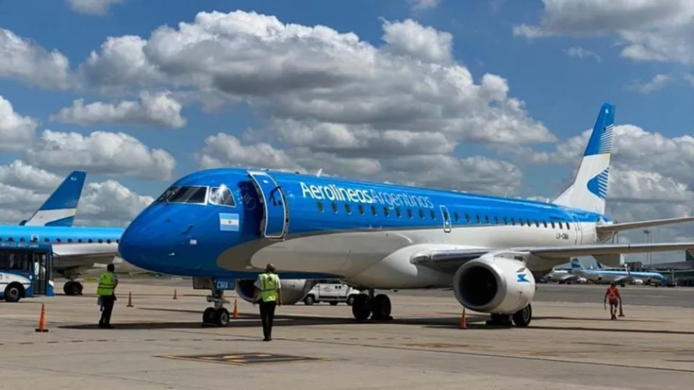 Aerolíneas Argentinas informó que puede haber suspensiones y cancelaciones de vuelos