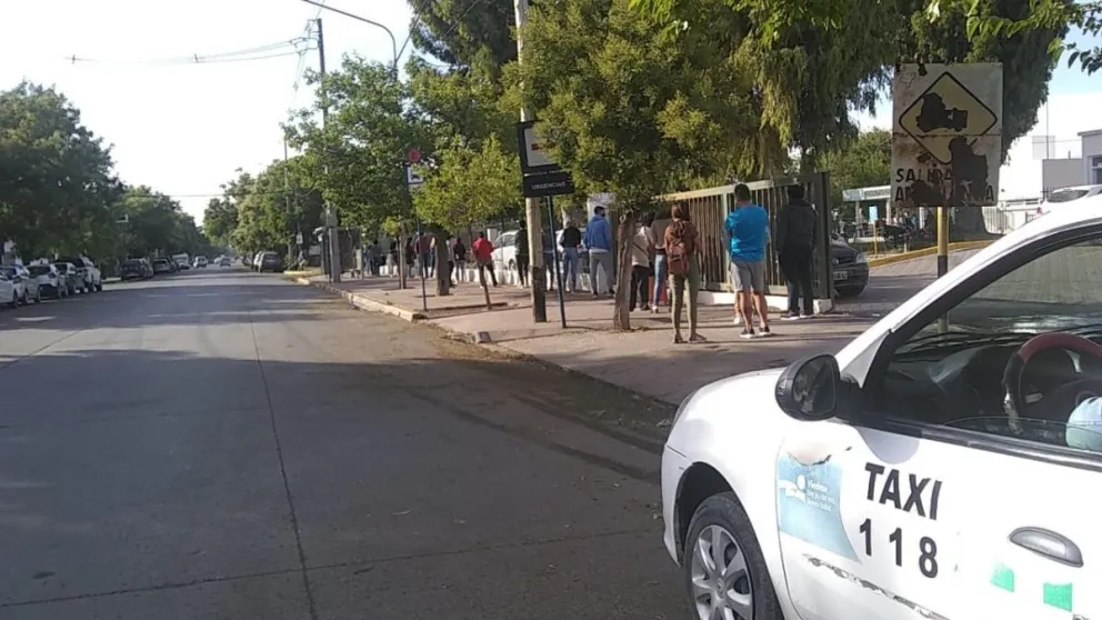 Tras las fiestas, ahora hay largas colas para hisoparse en el Hospital