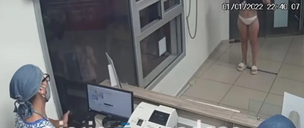 Video: se sacó el vestido para usarlo de barbijo y le pidieron que se vaya de la heladería