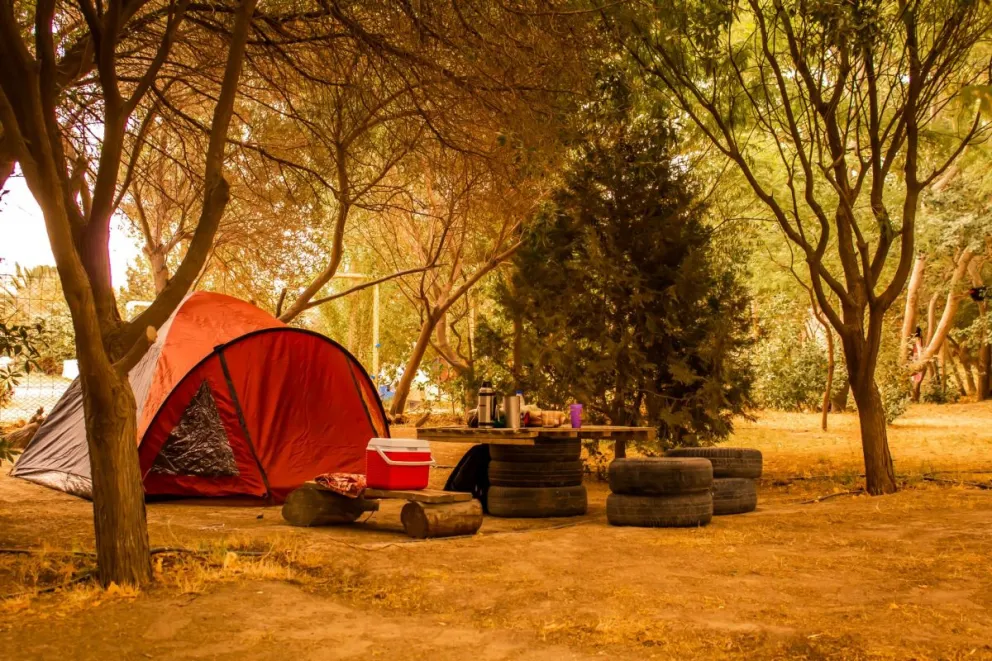Los campings ganan terreno en Las Grutas: precios y comodidades 