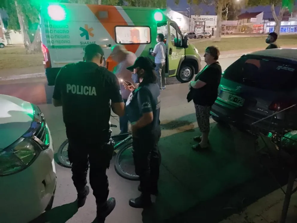 Abrió la puerta de su camioneta, una ciclista se la llevó por delante y fue a parar al Hospital Zatti