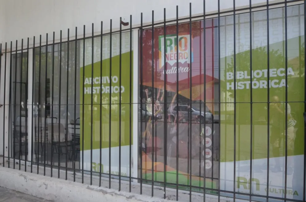 Le rompieron un vidrio al edificio del Archivo Histórico Provincial