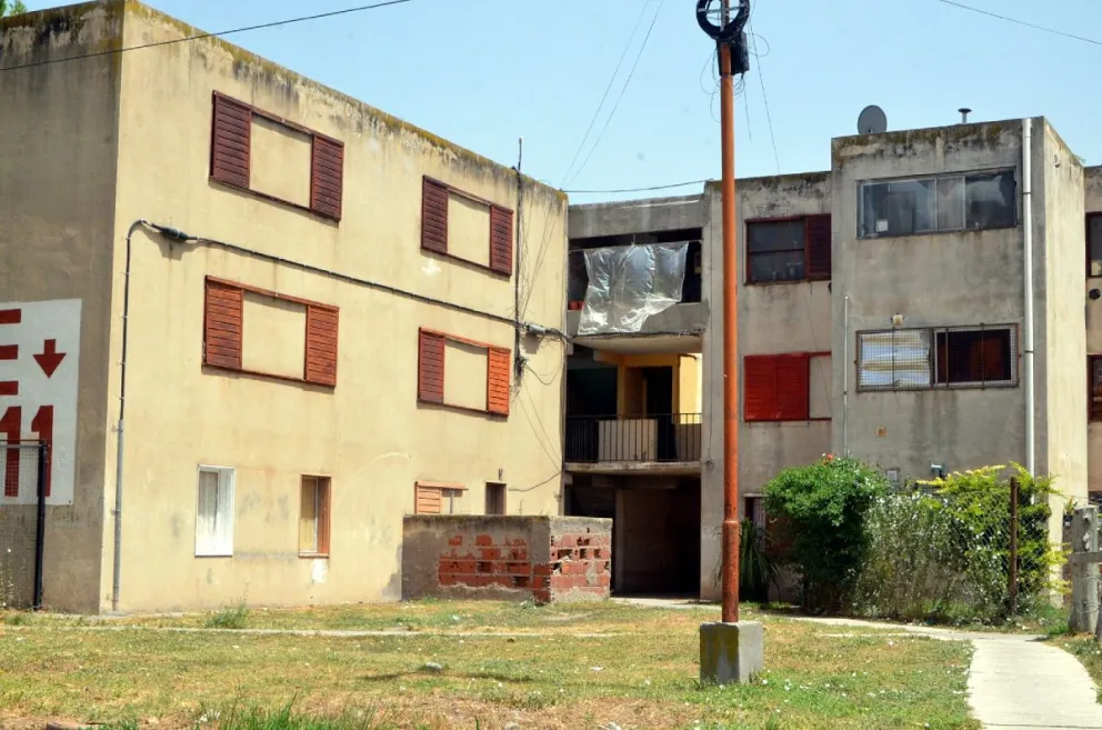 Le reventaron la puerta y le desvalijaron la casa: se llevaron hasta ropa de bebé