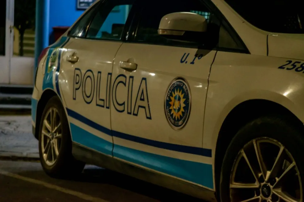 Lo encontraron dentro de la casa buscando robar y lo llevaron a la 1º.