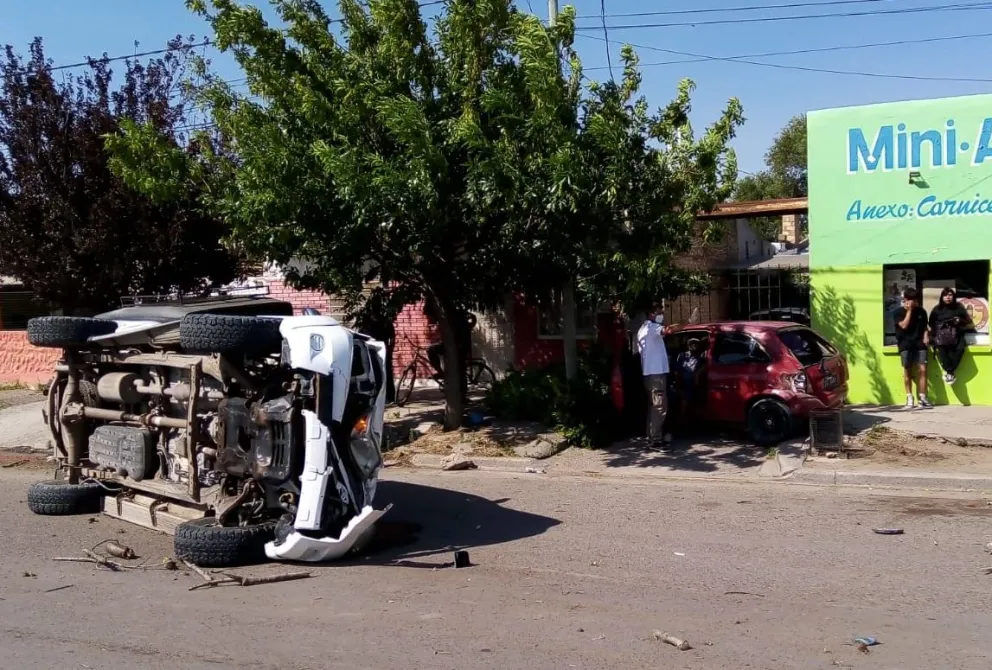 Violento choque, tres autos destruídos y dos heridos