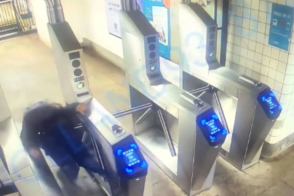 Trágico video: Un hombre saltó el molinete del metro para no pagar, se rompió el cuello y murió