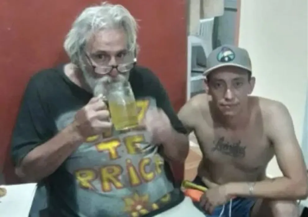 Un joven encontró al ex guitarrista de “Los Abuelos de la Nada” en situación de calle y lo llevó a vivir a su casa 