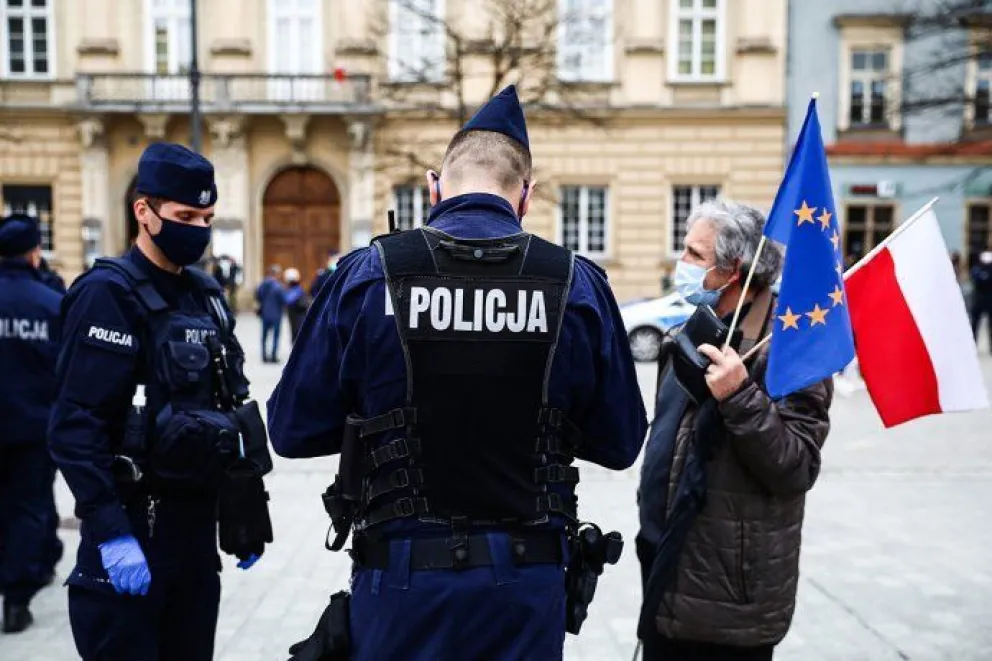 Insólito: Un hombre que estaba prófugo hace 20 años fue arrestado por no usar barbijo