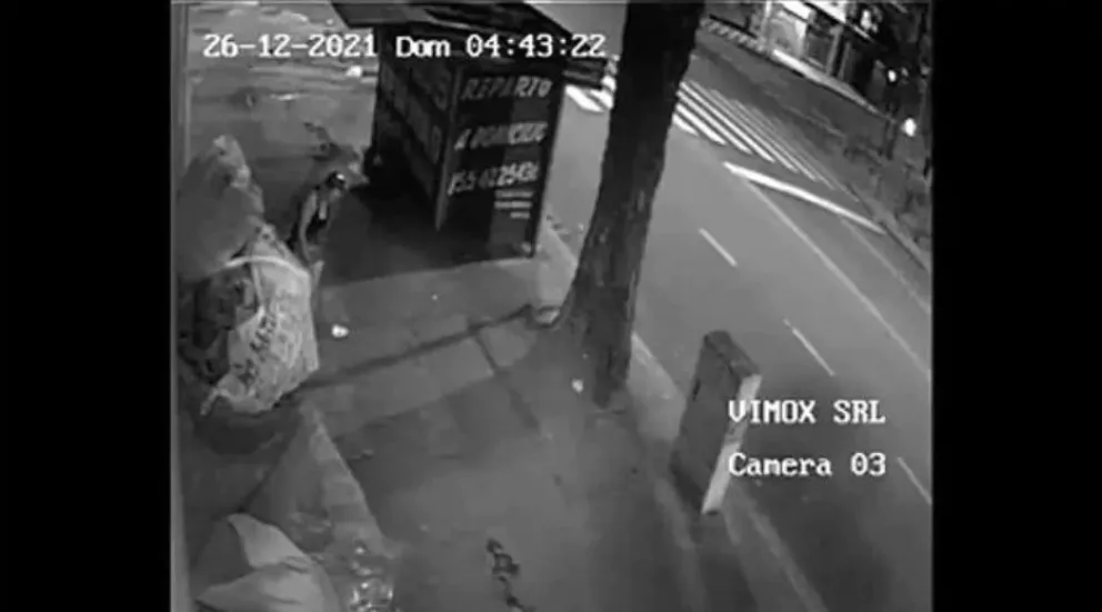 Mujer prendió fuego a un indigente que dormía en la calle y huyó