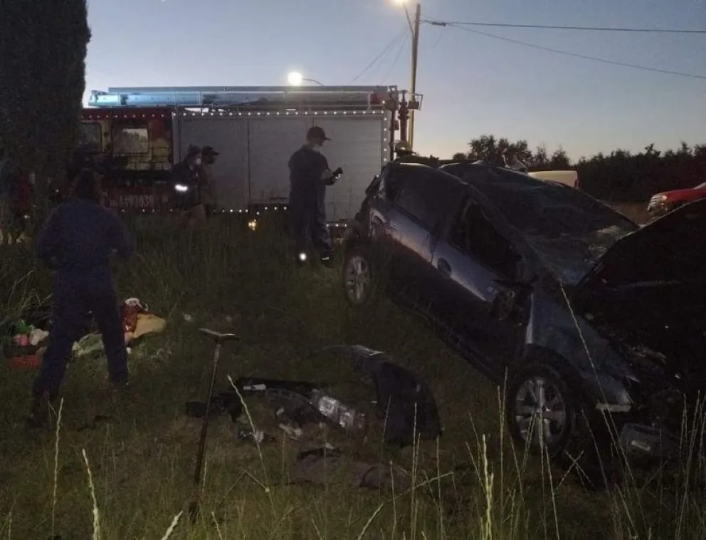 Una familia volcó en la Ruta 22 cerca de Cervantes: Una nena está grave