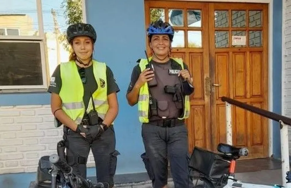 Dos mujeres bicipolicías salvaron la vida de un hombre que estaba sufriendo un ACV