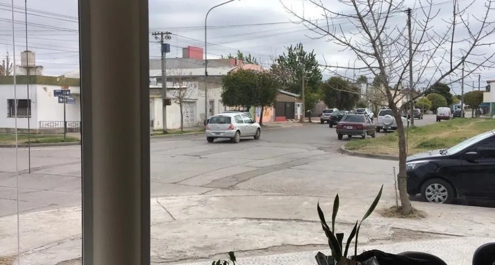 Robaron en una aseguradora de Viedma: rompieron una ventana por donde se metieron