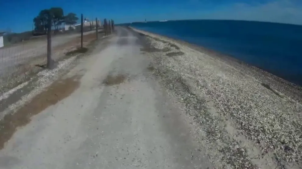 Un micro con 36 pasajeros se encajó en Punta Perdices: la odisea para sacarlo de las conchillas 