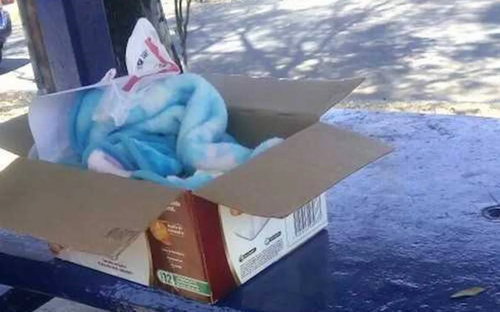 La desgarradora nota encontrada junto a un bebé abandonado en una caja de cartón