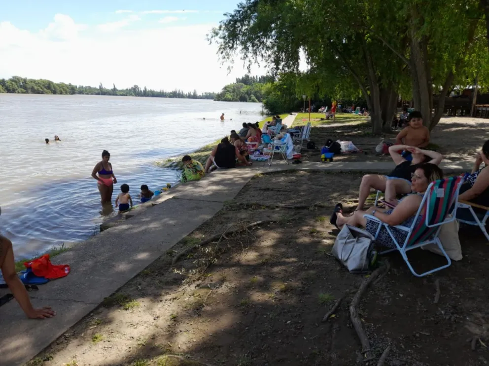 El calor obligó a miles de maragatos a buscar alivio en el río