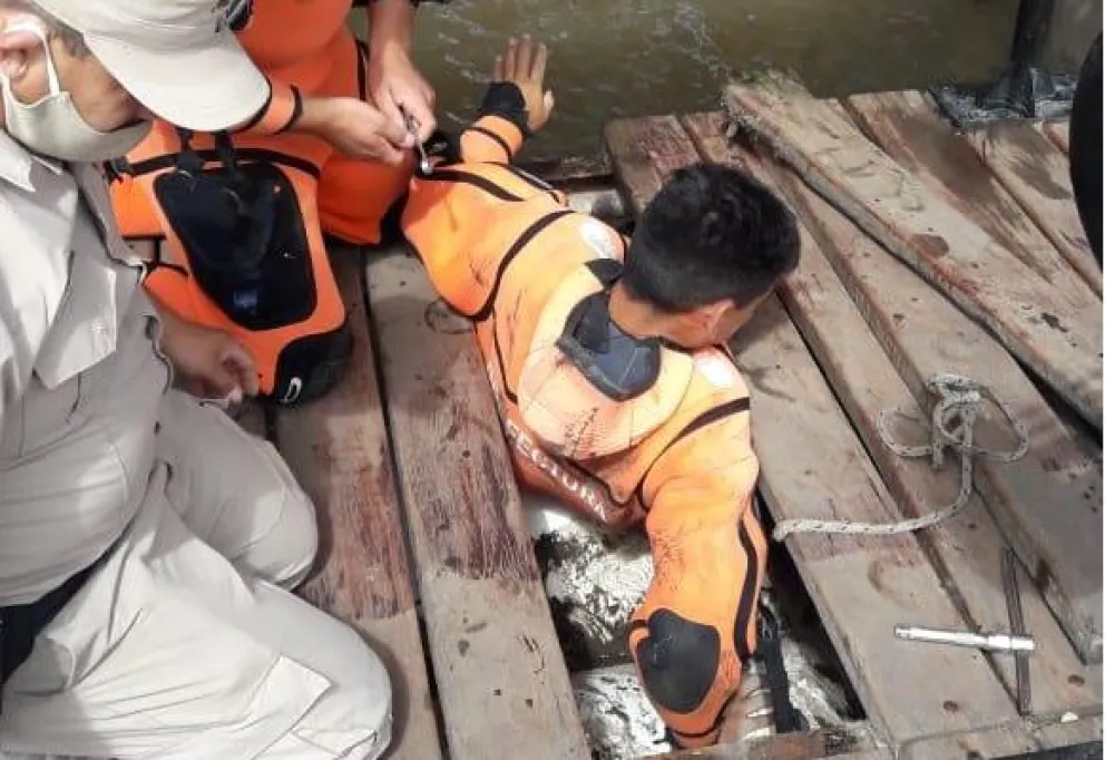 Conmovedor rescate de un perro atrapado bajo el muelle de Viedma