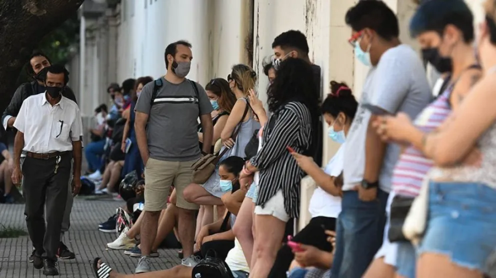 Récord de contagios en Argentina: se superaron los 100.000 casos diarios de coronavirus