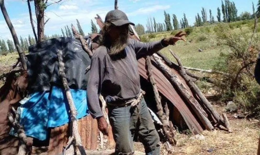 Dramática historia: indigente se alimenta de la basura y la comida que le donan se la da a sus perros