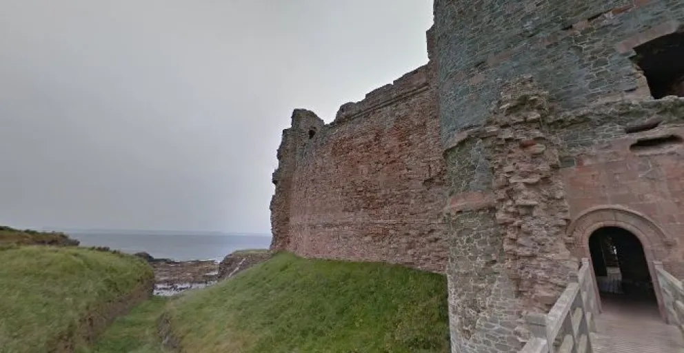 Paranormal: Impresionante imagen de un fantasma dentro de un castillo en ruinas