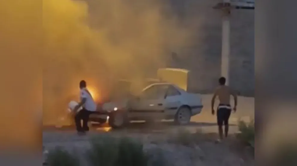 Video: a puro baldazo vecinos apagaron el fuego de un auto