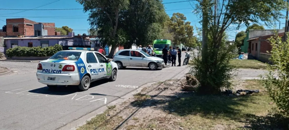 Un Corsa y una moto terminaron con plásticos rotos tras una colisión 