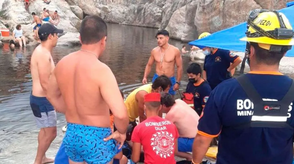 Trágico: un turista quiso sacarse una foto haciendo un clavado, salió del agua y murió