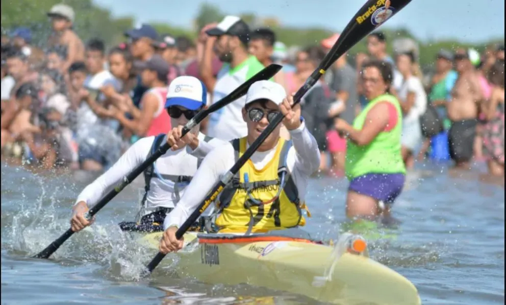 Competidores de otra naciones y provincias calientan motores para la Regata del Río Negro