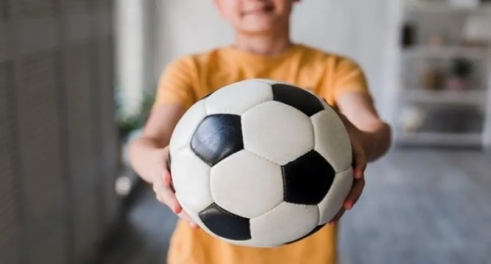 Un nene robó una pelota, policías lo vieron y tuvieron un gesto que sorprendió a todos