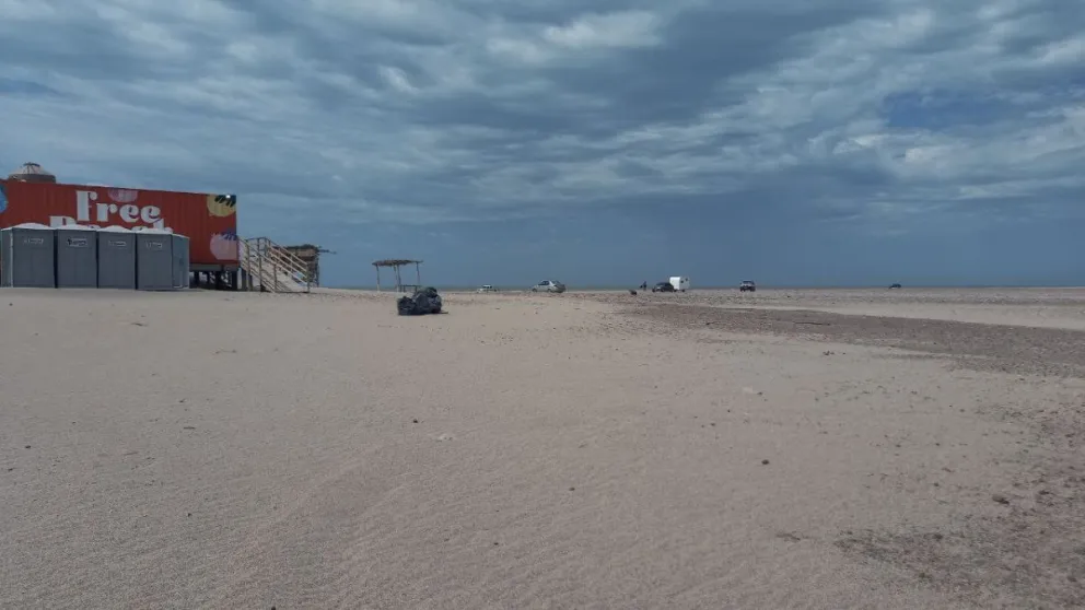 Ardua tarea para limpiar las playas de El Cóndor después de un concurrido recital 