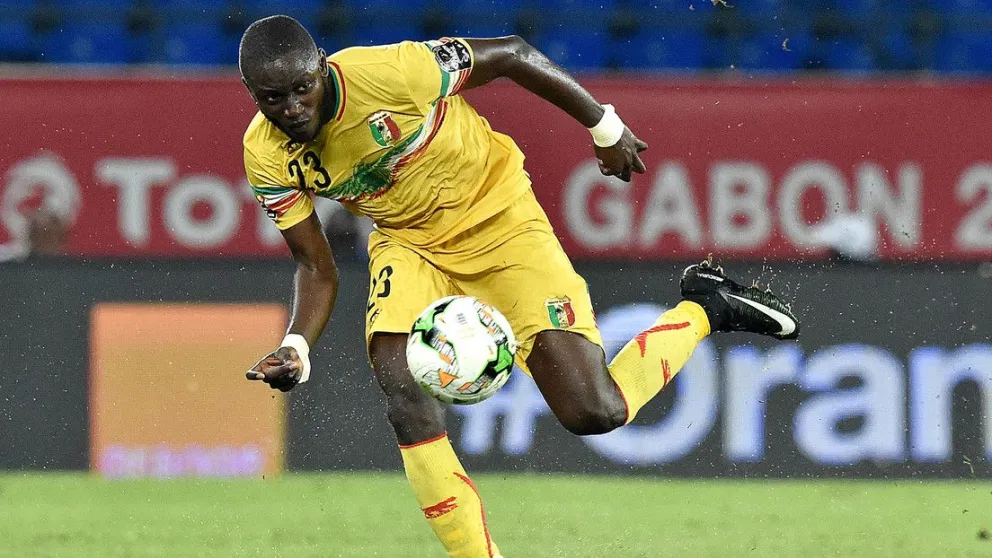 Video impactante: un futbolista sufrió un infarto en pleno partido y tuvo que ser reanimado en la cancha