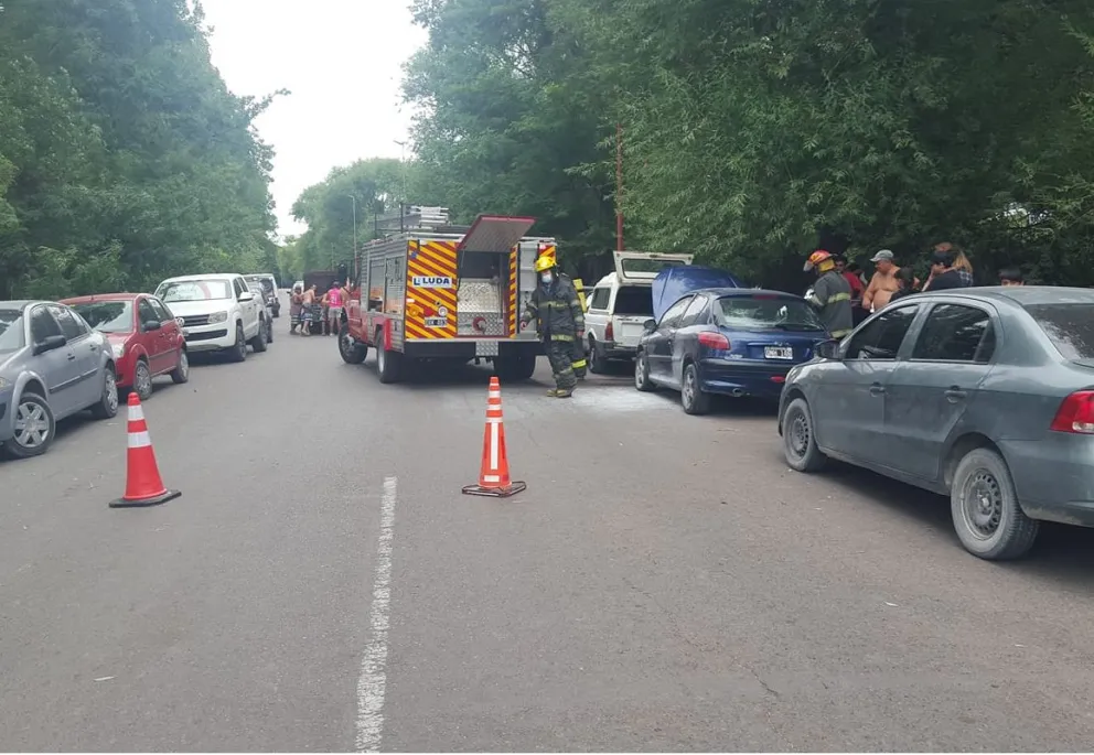 Susto en el Malecón de Patagones por el principio de incendio de un auto