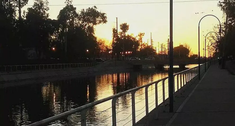 Murieron un padre y el hijo al caer su auto en el Canal Grande de Roca