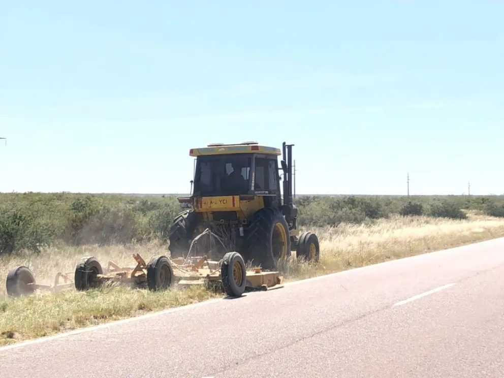 Limpian las banquinas de la ruta 3 entre Viedma y el Puerto SAE para bajar el riesgo de incendios